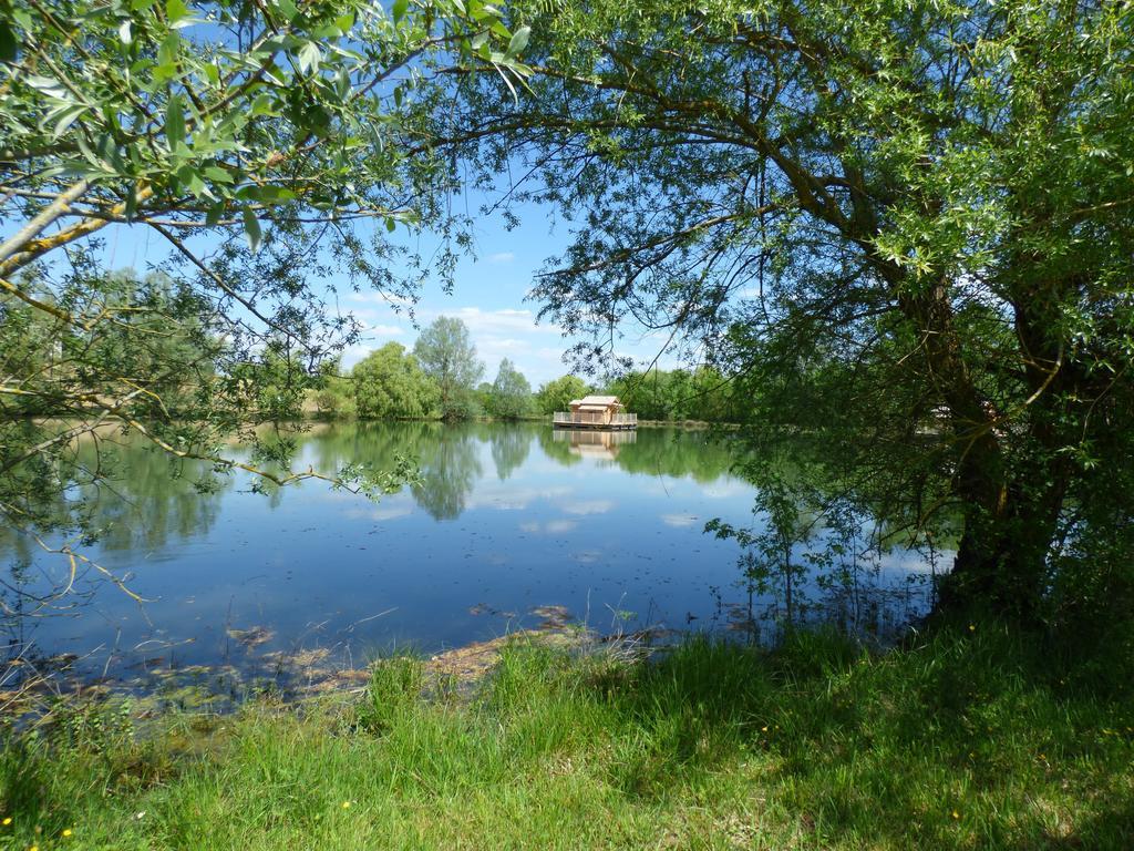Отель Cabanes Flottantes Du Lac De Pelisse Douzains Экстерьер фото