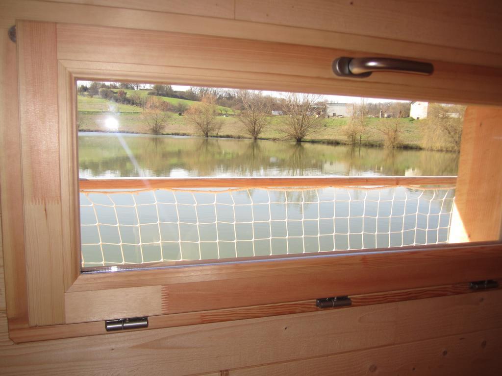 Отель Cabanes Flottantes Du Lac De Pelisse Douzains Номер фото