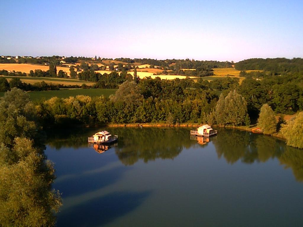 Отель Cabanes Flottantes Du Lac De Pelisse Douzains Экстерьер фото